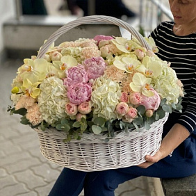 Корзина с цветами №537