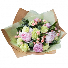 Букет из пиона, роз и гвоздик №2