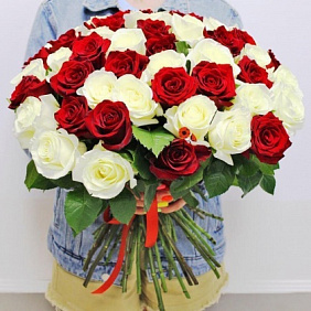 51 красно-белая роза 40 см (Россия)