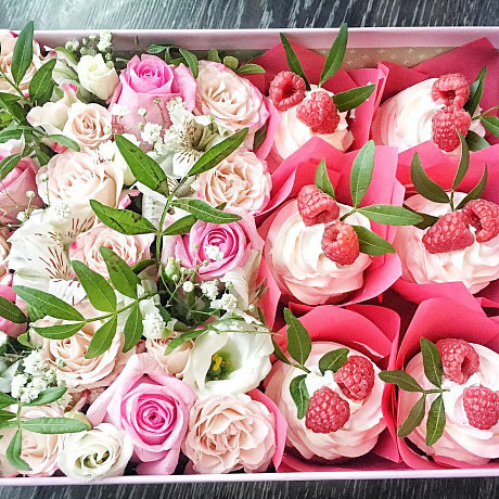 Коробка с капкейками и живыми цветами - Фото 1
