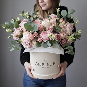 Шляпная коробка с цветами размера L в нежной гамме