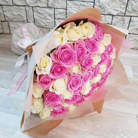 Букет из 51 розовой и белой розы №163 - Фото 1