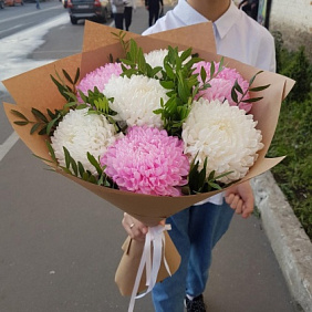 Букет хризантем в крафте