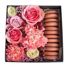 Цветы в коробке с макарони малая 1