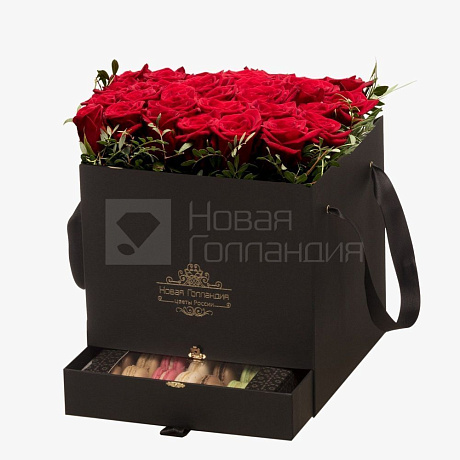 35 красных роз в большой черной коробке шкатулке с макарунсами №460 - Фото 1