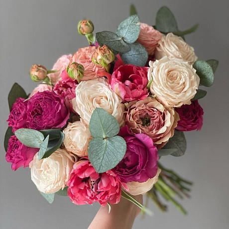 Букет невесты в яркой гамме миксом кустовых роз и эвкалиптом - Фото 1