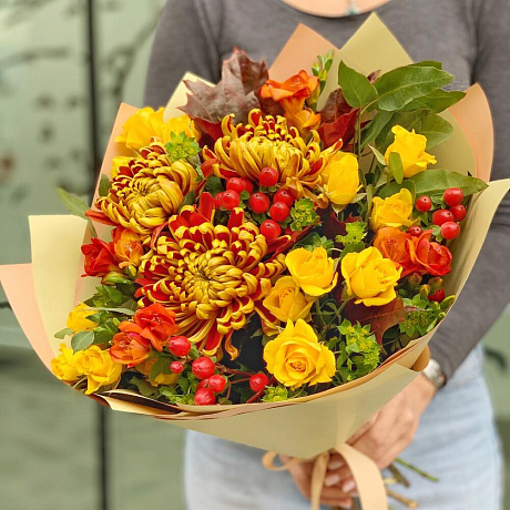Осенний букет с огненными хризантемами и сочными ягодами гиперикума - Фото 1