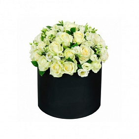 Цветы в черной шляпной коробке "Нежность чувств"