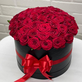 51 красная роза в шляпной коробке с лентой