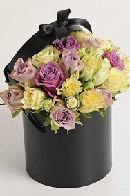 Композиция цветов Пейзаж в черной шляпной коробке №730