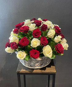 Букет из 25 красных и белых роз в корзине
