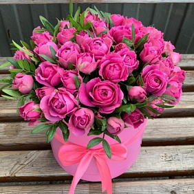 Цветы в коробке (Кустовая роза misty bubbles)