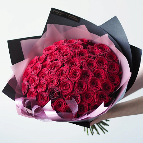 Букет из 49 роз в черном крафте - Фото 1