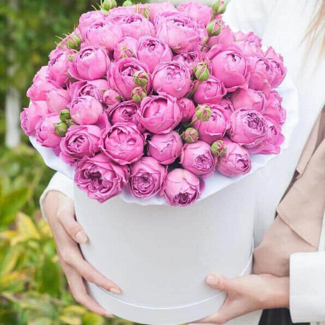 Цветы в коробке из кустовых пионовидных роз - Фото 1