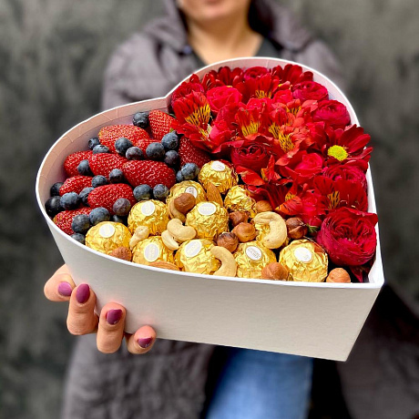 Коробка сердце с конфетами орехами и ягодами клубники и черники - Фото 1