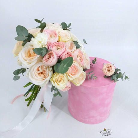 Свадебный букет из пионовидных роз и ранункулюсов - Фото 1