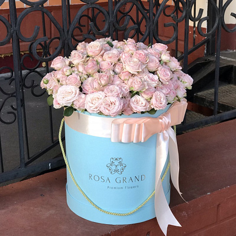 Розовые пионовидные кустовые розы микс в шляпной коробке Тиффани - Фото 1