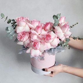 Розы в коробке №183