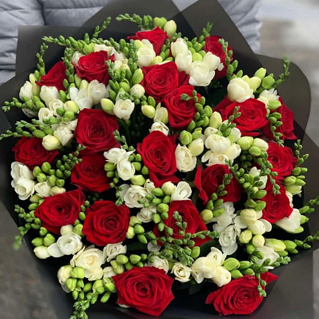 Букет с фрезией Bouquet with roses and freesia - Фото 1