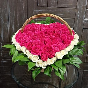 Корзина цветов "Любящее сердце"