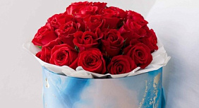 51 роза Премиум Эквадор в голубой шляпной коробке №607