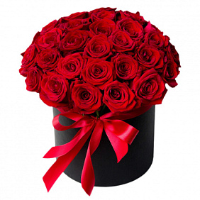 51 красная роза в черной бархатной шляпной коробке