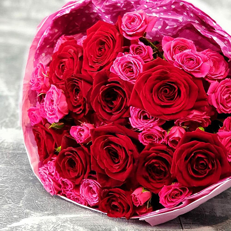 Яркий букет из красных и малиновых роз №160 - Фото 1