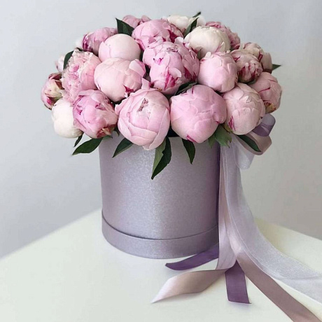 Коробка шляпная средняя с розовыми пионами - Фото 1