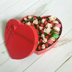 Клубника с цветами в коробке Волшебное утро