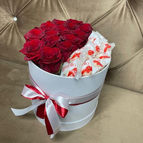 Шляпная коробка с розами и рафаэлло
