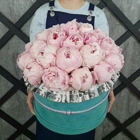 Букет цветов "Пионы и улыбки"