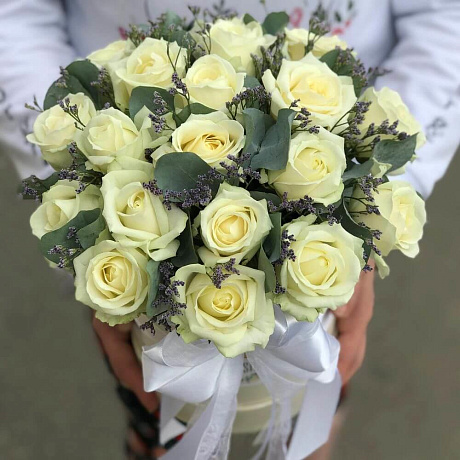Букет в шляпной коробке из 25 белых роз с зеленью - Фото 1