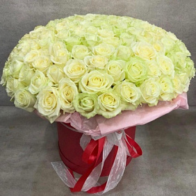 Цветы в коробке 101 белая роза «101 слово о любви»