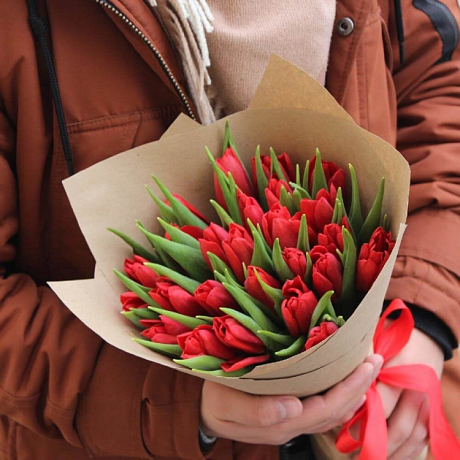 Букет из 15 красных тюльпанов в крафте - Фото 1