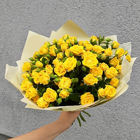 Букет лимонных кустовых роз