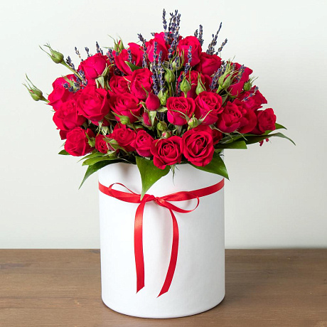 Шляпная коробка с кустовыми розами и лавандой - Фото 1