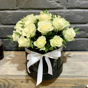 Шляпная коробка с цветами «Черно-белое кино»