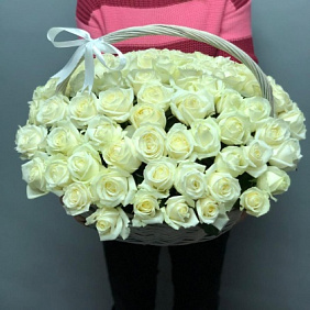 Корзина с белыми розами