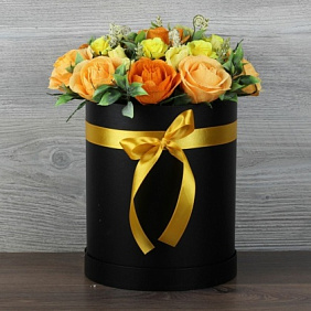 Яркая осень букет в черной шляпной коробке №564