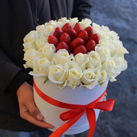 Клубничная коробочка с розами