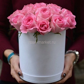 15 розовых роз в маленькой белой коробке №612