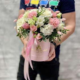 Нежная коробочка с розами и лизиантусом