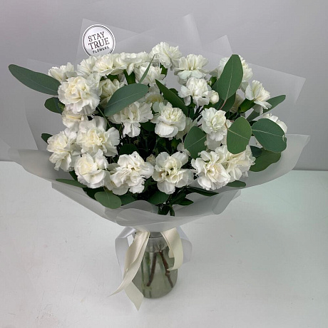 Монобукет из белых кустовых диантусов с эвкалиптом - Фото 1