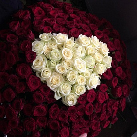 Корзина из роз сердце 301 шт