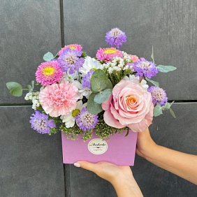 Композиция с розой и астрами