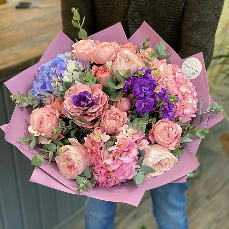 Букет из пионовидных роз, гортензии и брассики - Фото 1