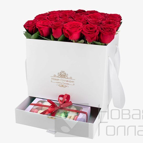 35 красных роз в большой белой коробке шкатулке с макарунсами №461 - Фото 1