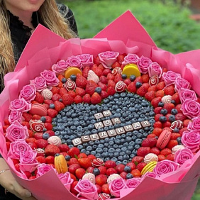 Клубничный букет «вселенная»