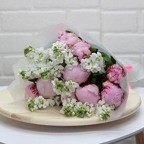 Букет из пионы и маттиола