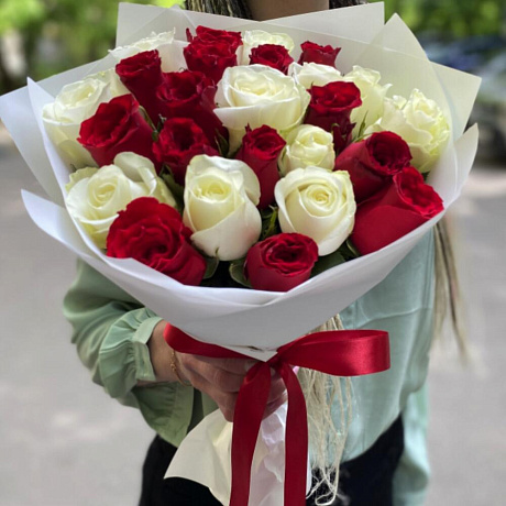 Букет из 25 красных и белых роз - Фото 1